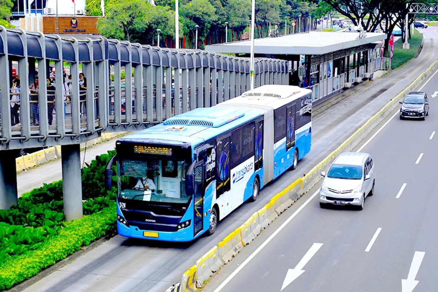 Nekat Salip dari Kiri, Pemotor Terlindas Transjakarta di Sudirman dan Alami Luka Parah