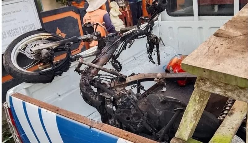 Diduga Curi Ayam, Pria di Tabanan Tewas Dikeroyok Massa, Motor Pelaku Ikut Dibakar