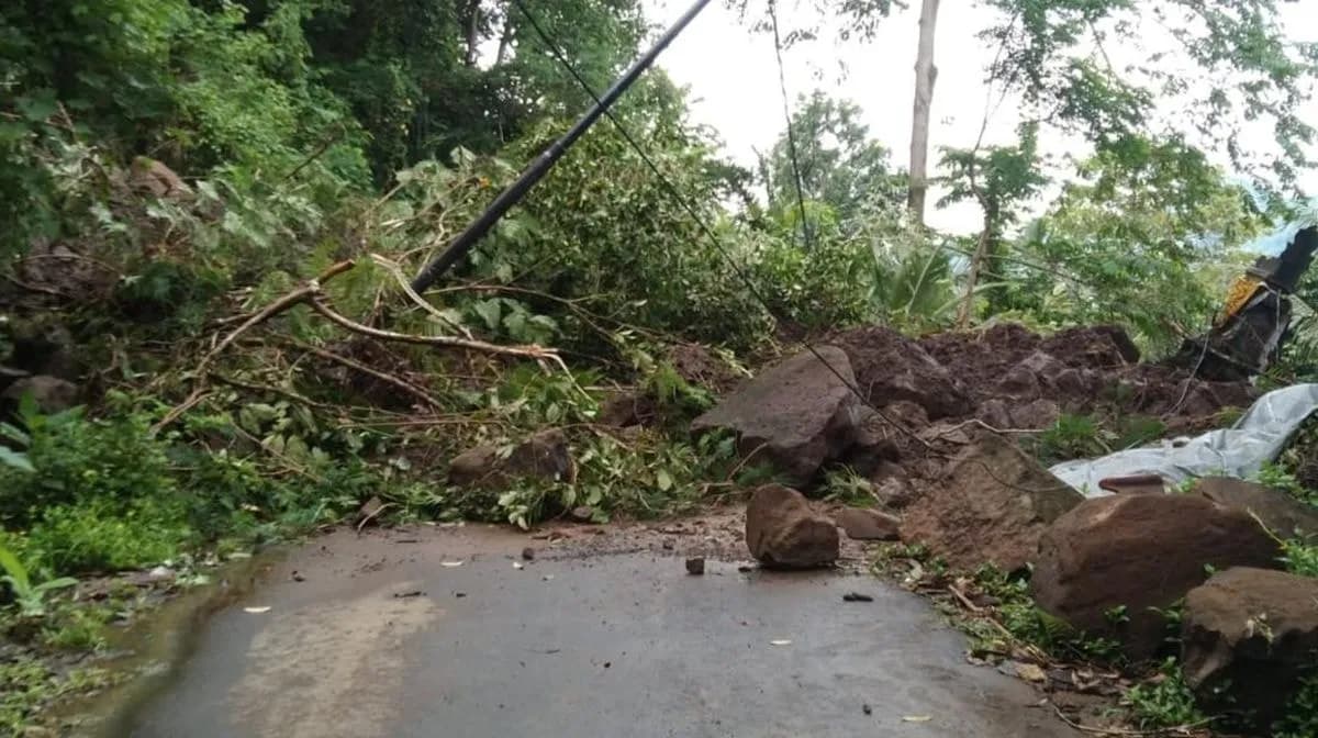 Hujan Deras Terjang Karangasem, Longsor, Banjir hingga Jalan Jebol Lumpuhkan Sejumlah Wilayah