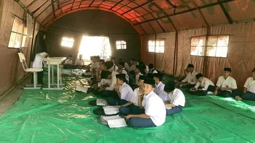 Empat Ruang Kelas Hangus Terbakar, Siswa MTs Nujumul Huda Lombok Barat Belajar di Tenda Darurat