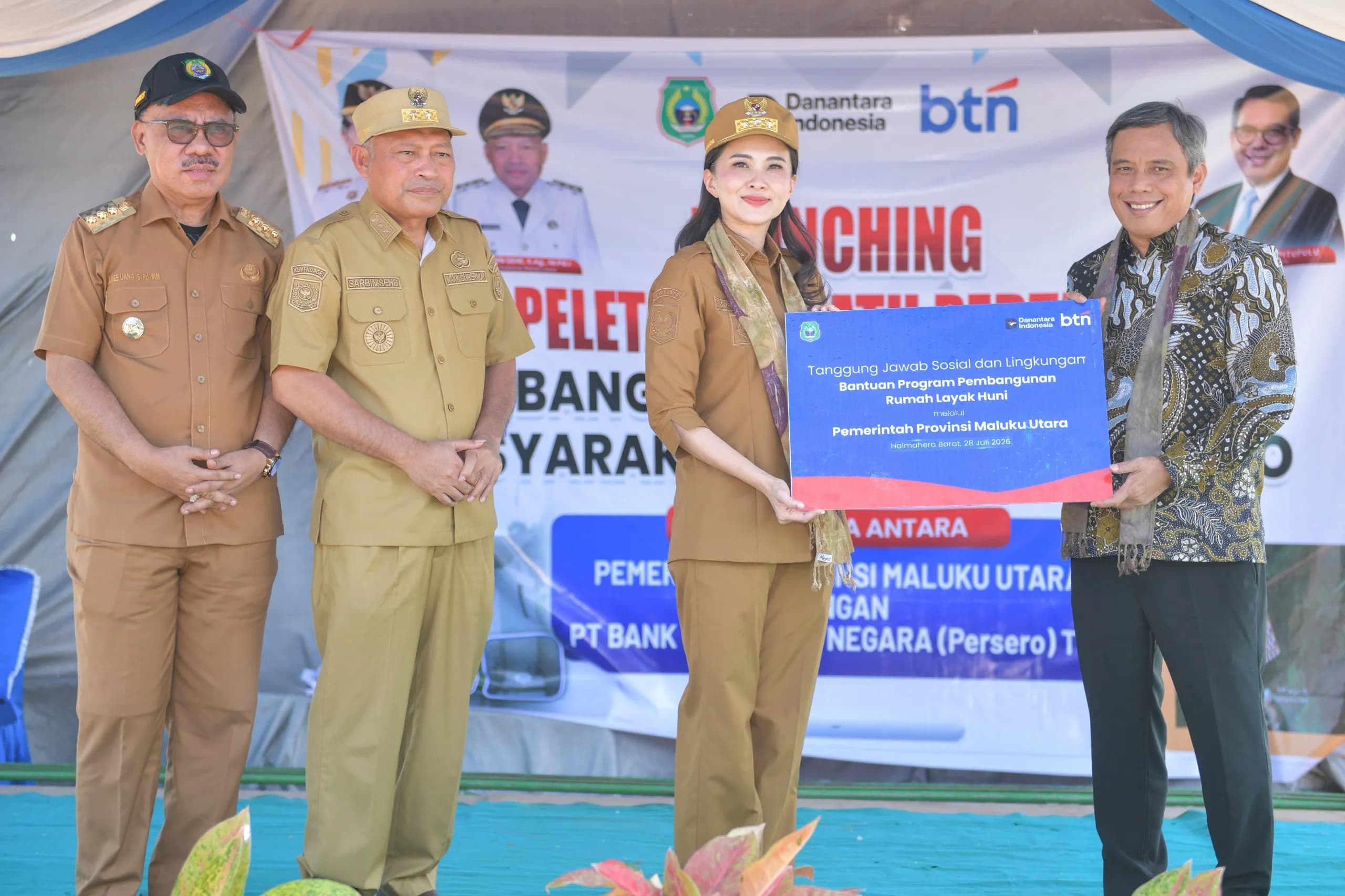 Direktur Utama BTN Nixon LP Napitupulu (kanan) bersama Gubernur Maluku Utara Sherly Tjoanda (kedua dari kanan)