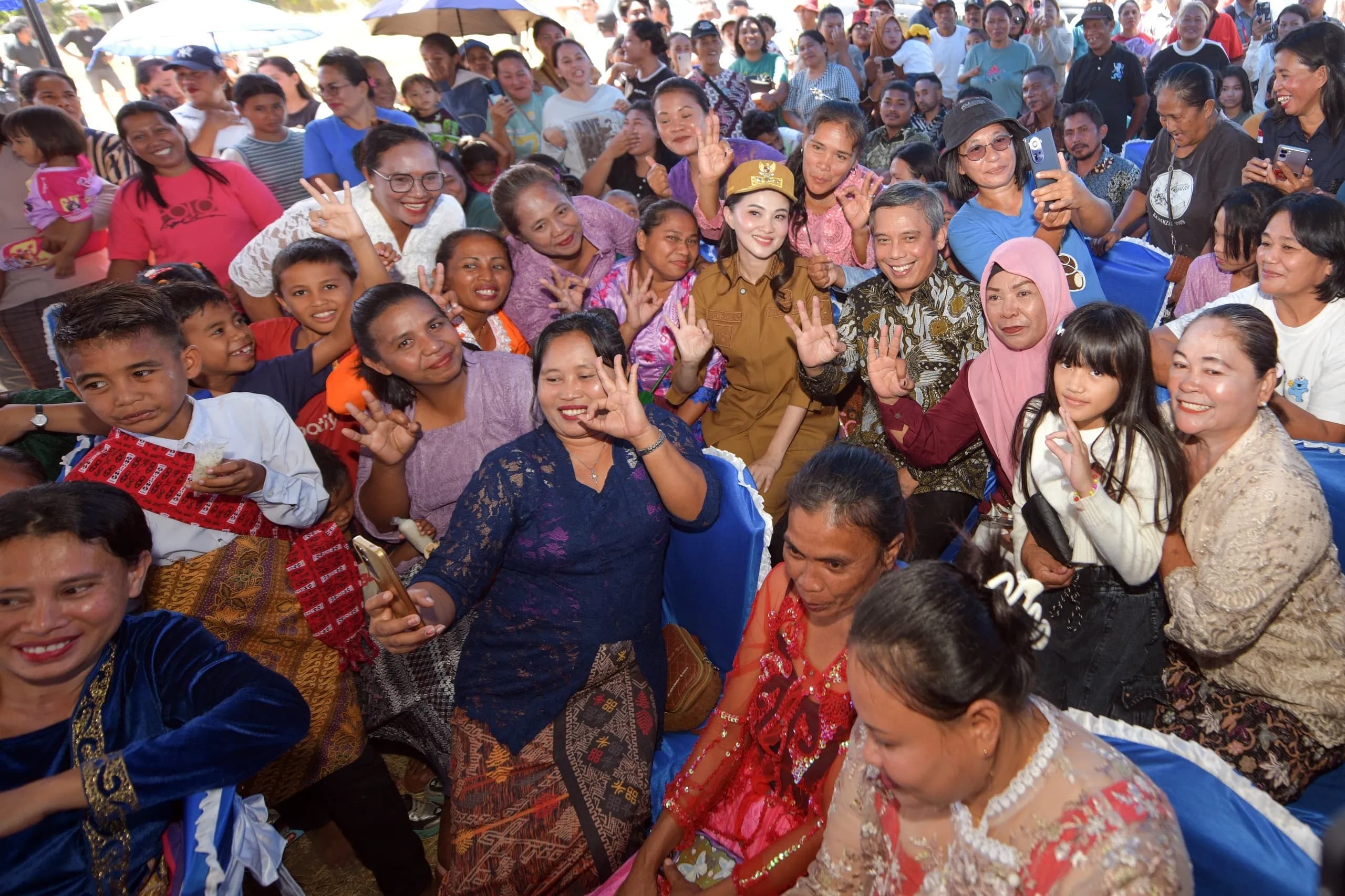 Direktur Utama PT Bank Tabungan Negara (Persero) Tbk Nixon LP Napitupulu bersama Gubernur Maluku Utara Sherly Tjoanda berfoto bersama masyarakat usai penyerahan bantuan Program Rumah Tidak Layak Huni (RTLH) dan peletakan batu pertama pembangunan rumah layak huni di Sidangoli, Kecamatan Jailolo Selatan, Kabupaten Halmahera Barat, Maluku Utara, Selasa (28/7/2026). (Foto: Dok. BTN)
