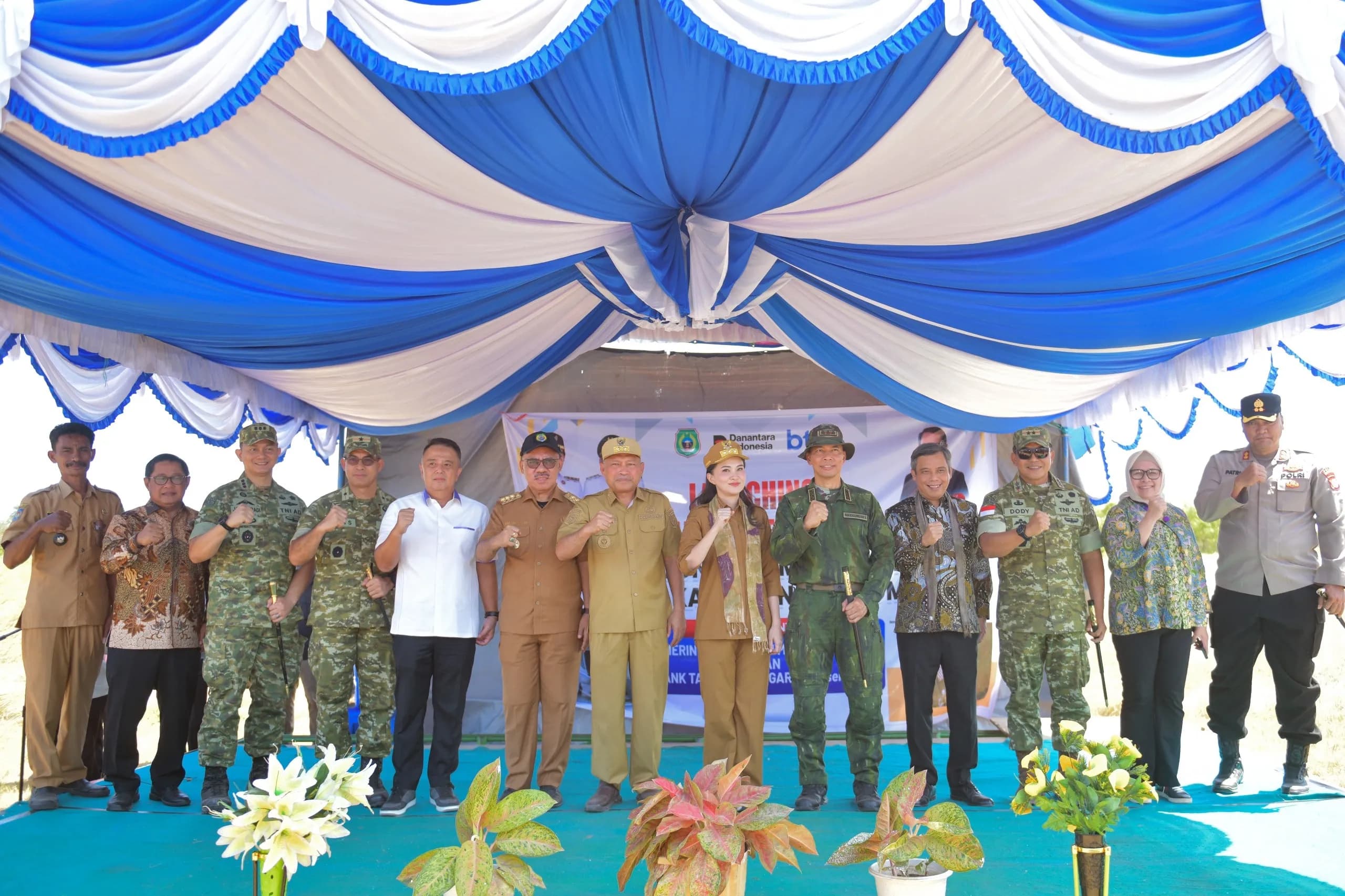 Penyerahan bantuan Program RTLH dan peletakan batu pertama pembangunan rumah layak huni di Sidangoli, Kabupaten Halmahera Barat