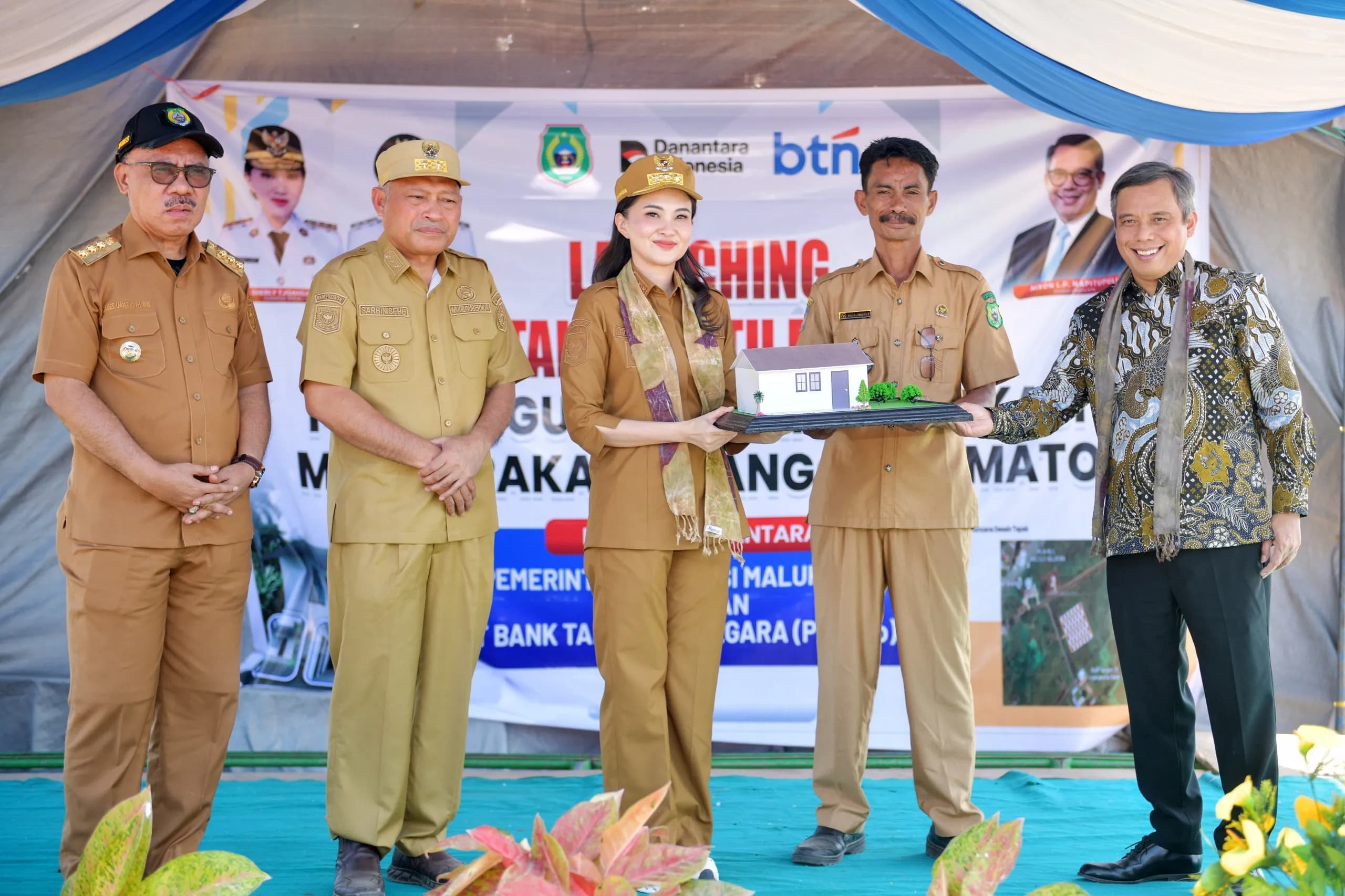 Penyerahan bantuan Program Rumah Tidak Layak Huni (RTLH)