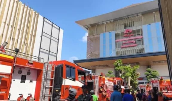 Kebakaran Proyek RS Amerta Husadha, Empat Pekerja Terjebak, Dua Sempat Pingsan