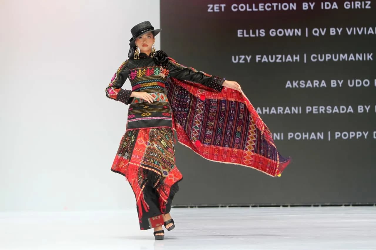 Seorang model memperagakan koleksi busana bertema "Ulos Simetria" pada BTN Indonesia Fashion Week 2026