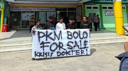 Krisis Dokter di Bima, Pemuda Bentangkan Spanduk 'Puskesmas Bolo Dijual'