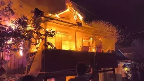 Kebakaran Hebat Landa Permukiman Pesisir Makassar, 80 Rumah dan Warung Hangus Dilalap Api