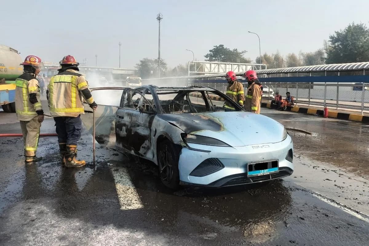 Dentuman Disusul Asap, BYD Seal Terbakar di Tol Cikampek; Standar Keamanan Mobil Listrik Jadi Sorotan