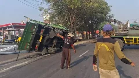 Truk Bermuatan Besi Terguling di Sidoarjo, Jalur Surabaya-Mojokerto Lumpuh