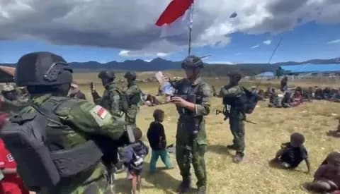 Suhu Turun hingga 2 Derajat, TNI Kerahkan 8 Helikopter Salurkan Bantuan ke Pedalaman Papua