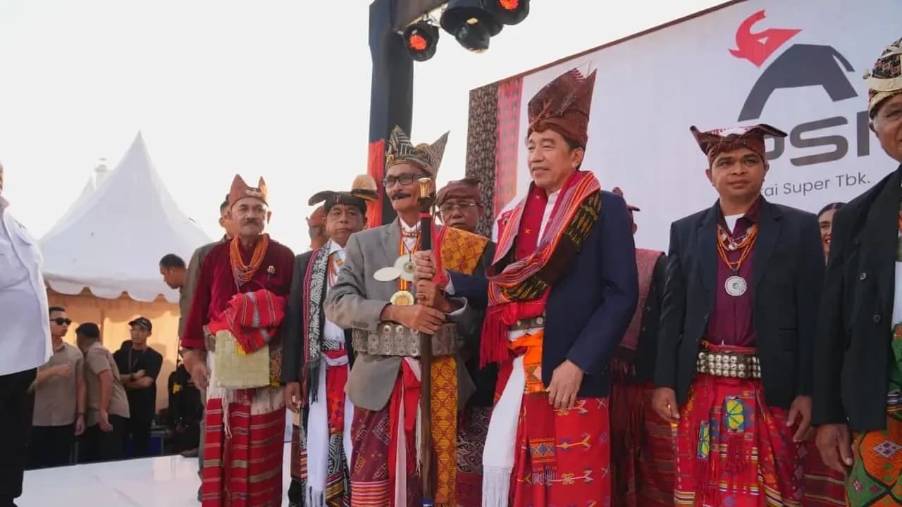 Jokowi Dinobatkan sebagai Raja Timor, Gelar Adat Baru Warnai Safari Politik di NTT