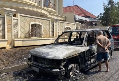 Range Rover Mendadak Terbakar Saat Terparkir di Semarang, Diduga Dipicu Korsleting