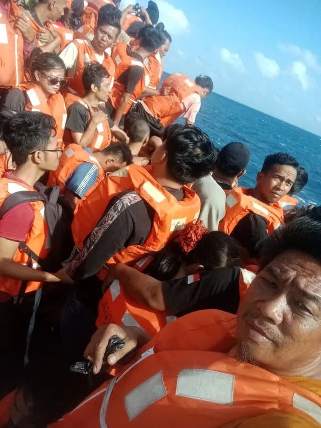 KMP Mutiara Sentosa 2 Terbakar, Penumpang Terjebak di Anjungan dan Haluan Kapal