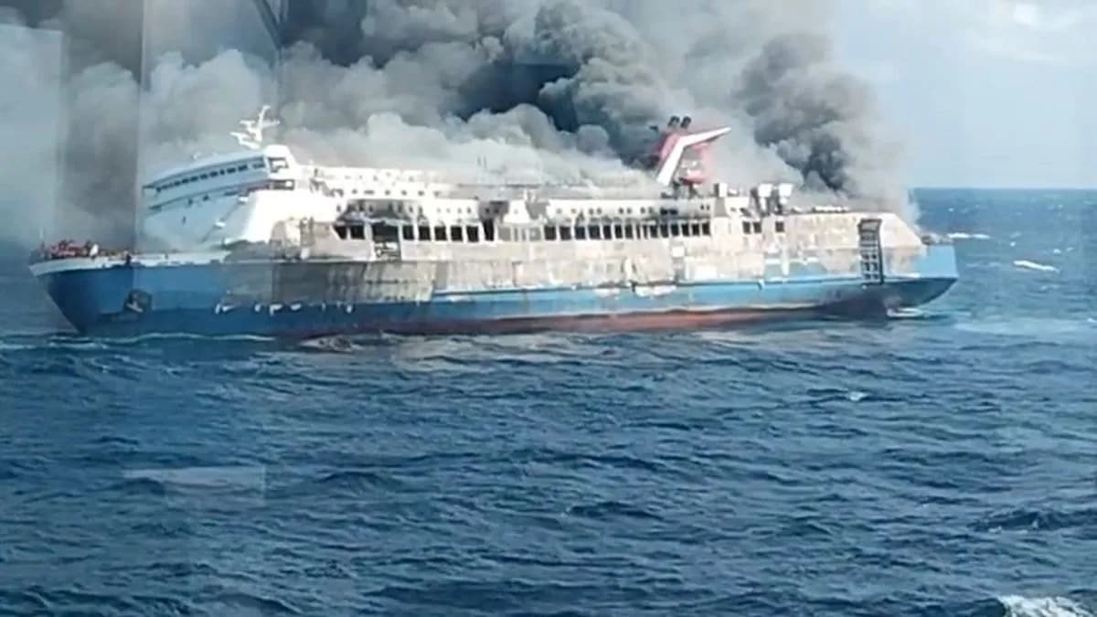 Penumpang Berhamburan Selamatkan Diri, KMP Mutiara Sentosa 2 Terbakar di Laut Madura