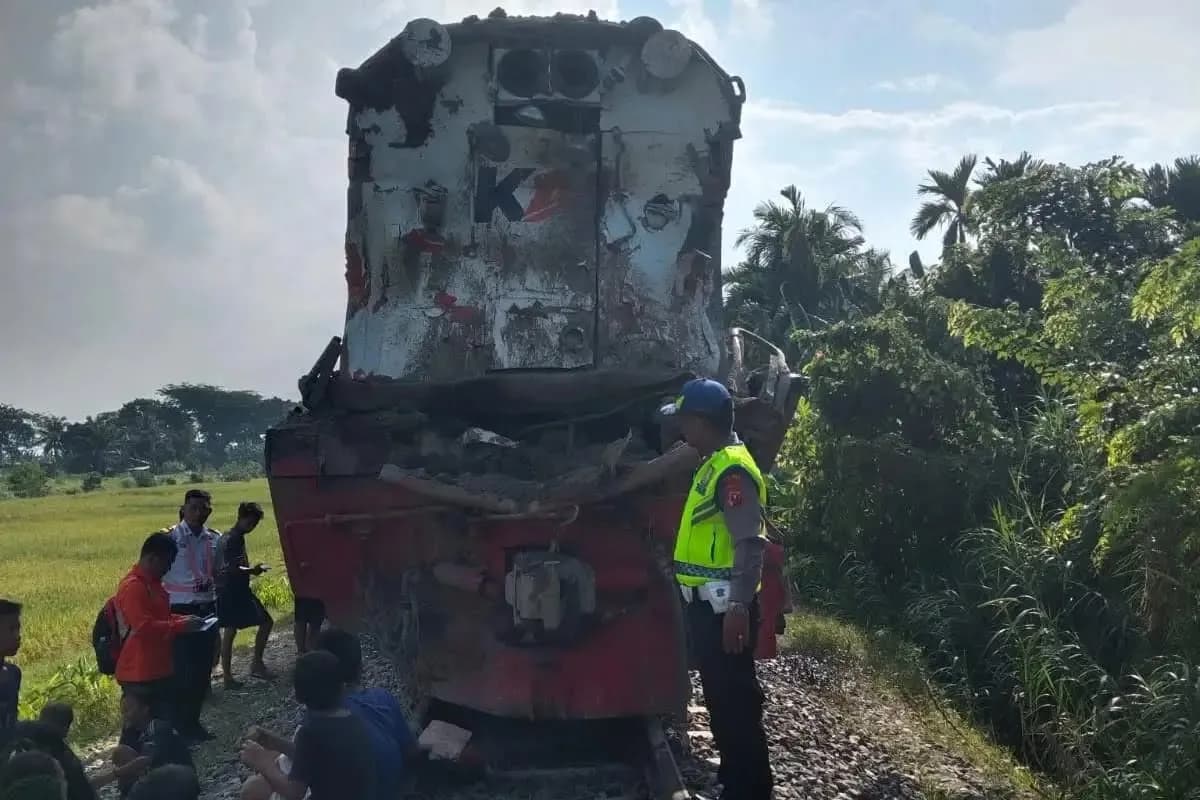 KA Putri Deli Tabrak Truk di Sumut, Lokomotif Anjlok, 1.180 Penumpang Dialihkan