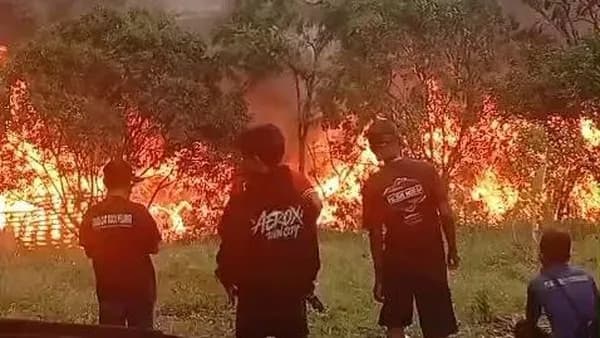 Kobaran Api Melumat Lapak Rongsokan di Citeureup, Empat Mobil Damkar Berjibaku Jinakkan Si Jago Merah