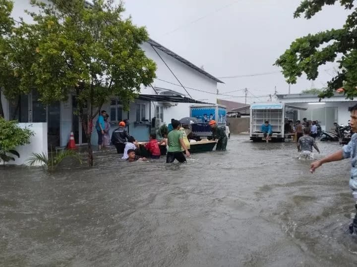 Banjir Besar Lumpuhkan Padang, Warga Terjebak, Mobil Tenggelam hingga Kayu Gelondongan Hanyut di Tengah Kota
