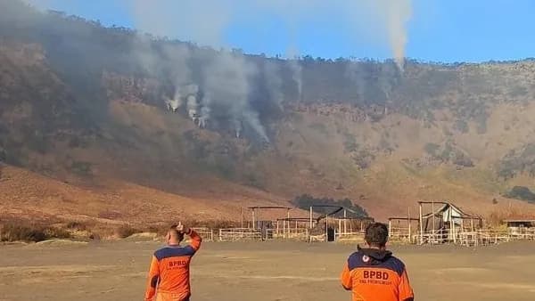 Kebakaran Bromo, Titik Api Tersisa di Lereng Curam, Sebagian Kawasan Wisata Masih Ditutup