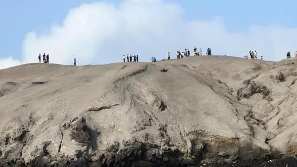 Viral ! Puluhan Wisatawan Nekat Naik Gunung Anak Krakatau Saat Status Siaga