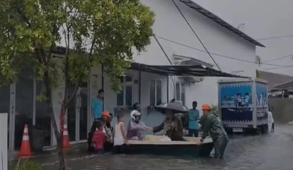 Banjir Bandang Terjang Kuranji Padang, Warga Berlarian Selamatkan Diri dari Luapan Sungai