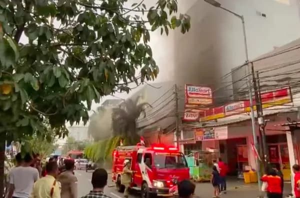 Rumah 5 Lantai di Pasar Baru Terbakar, 85 Personel Damkar Dikerahkan Jinakkan Api