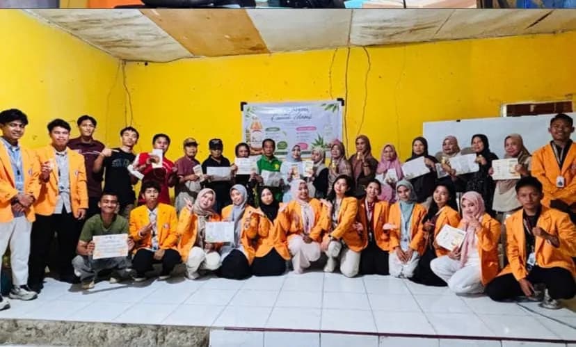 Manfaatkan TOGA, Mahasiswa KKN Tematik Pharmatik UHO Edukasi Warga Desa Pohara Membuat Facial Mist Aloe Vera dan Air Mawar
