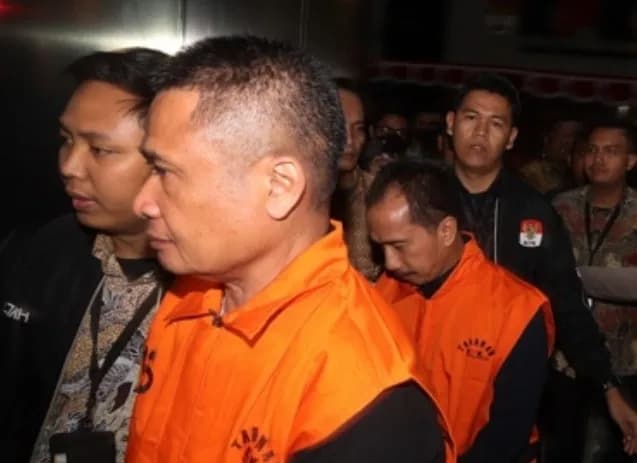 KPK menetapkan tiga tersangka dalam kasus dugaan korupsi pengadaan digitalisasi SPBU Pertamina periode 2018–2023. Dua di antaranya merupakan mantan pejabat PT Telkom, sementara satu lainnya adalah pemilik perusahaan swasta yang diduga terlibat dalam proyek tersebut.
