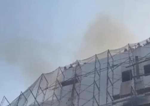 8 Pekerja Sempat Terjebak di Atap Saat Gedung di Cikini Terbakar, Damkar Kerahkan Bronto Skylift