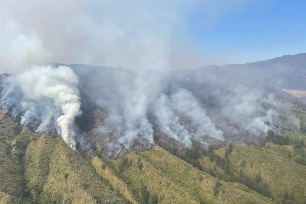 Kebakaran Gunung Bromo Meluas, BNPB Kerahkan Helikopter Water Bombing