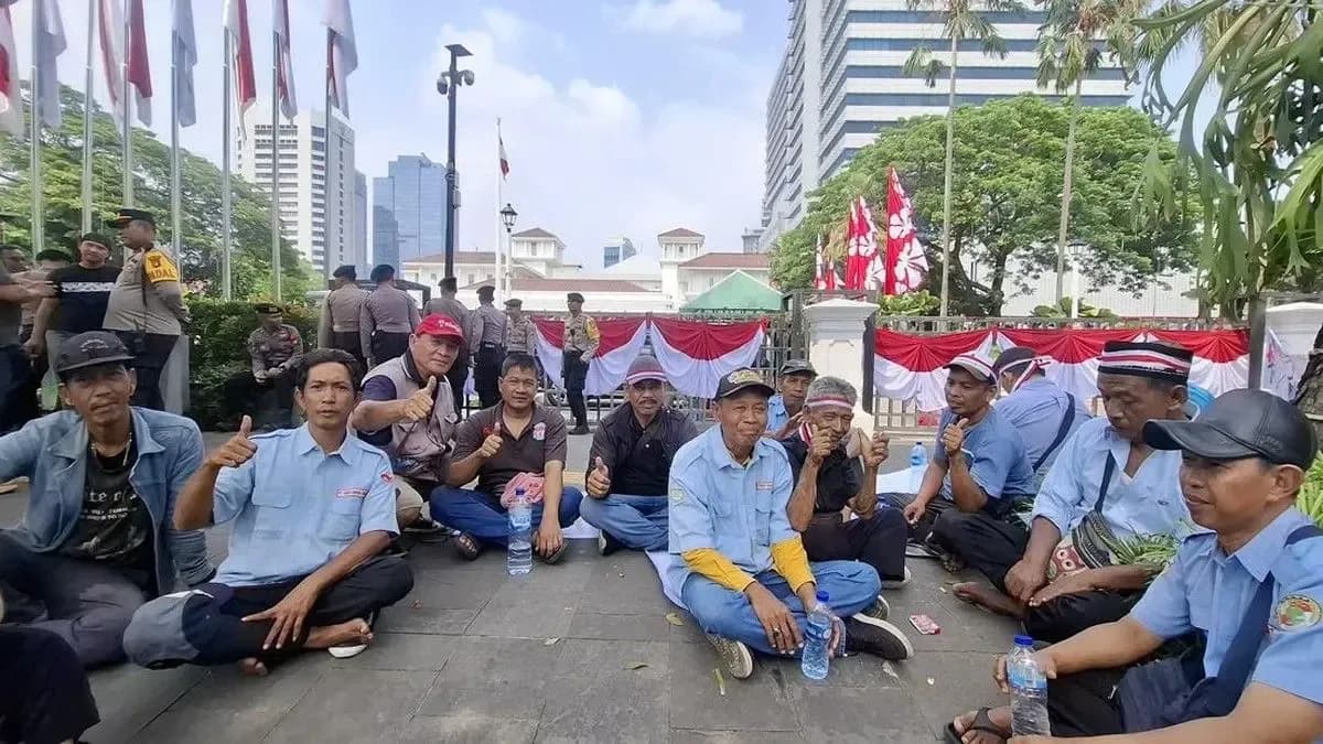 Sopir Angkot M44 Tinggalkan Kendaraan, Demo di Balai Kota Desak Trayek JakLingko Dievaluasi