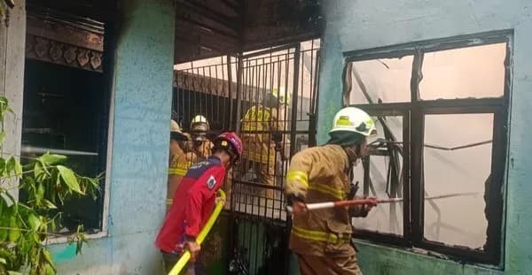 SDN 04 Jagakarsa Terbakar, Siswa Berhasil Dievakuasi, Diduga Dipicu Korsleting Listrik
