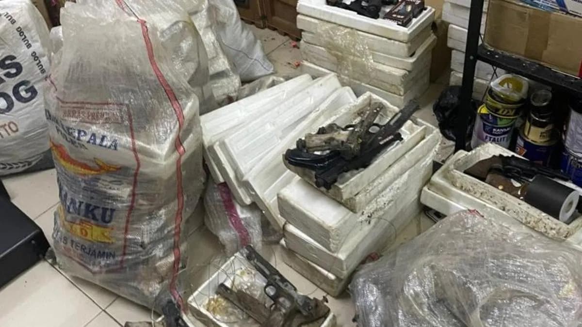 Bukan Hanya Senjata! Polisi Temukan Narkoba, CD Porno dan Dugaan Bunker di Sekolah Jaksel