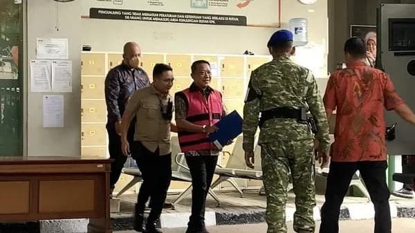 Febrie Adriansyah Dibawa ke Kejagung dengan Rompi Tahanan, Tim 9 Dalami Dugaan Korupsi dan TPPU