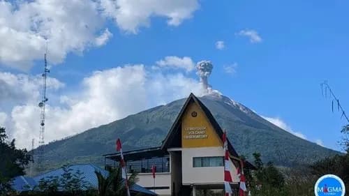 Dua Gunung Berapi di NTT Erupsi Nyaris Serentak, Warga Diminta Waspada