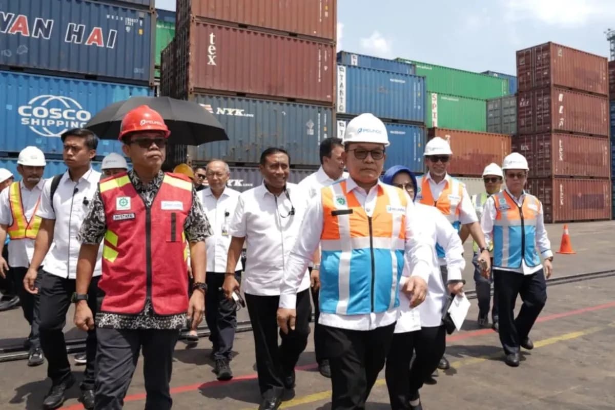 Hambatan Ekspor Alumina Berakhir, Dudung Lepas Pengapalan Perdana dari Pontianak