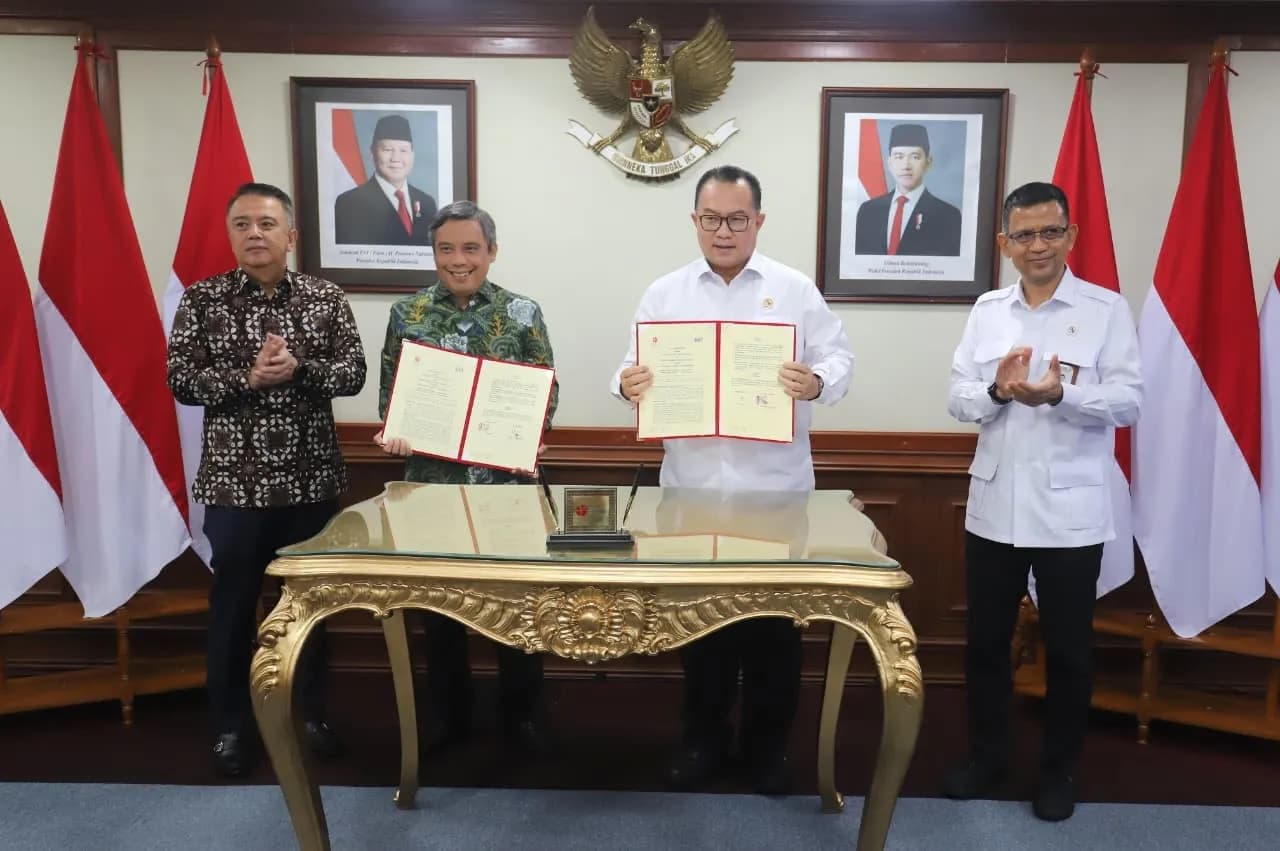 Direktur Utama PT Bank Tabungan Negara (Persero) Tbk (BTN) Nixon LP Napitupulu (dua dari kiri) dan Kepala BRIN Prof. Dr. Arif Satria (dua dari kanan) bersama Wakil Direktur Utama BTN Oni Febriarto Rahardjo (kiri) serta Wakil Kepala BRIN Amarulla Octavian (kanan) usai menandatangani nota kesepahaman (MoU) Pemanfaatan Layanan Jasa Perbankan di Gedung BJ Habibie BRIN Pusat, Kamis (6/8/2026) (Foto: Dok. BTN)