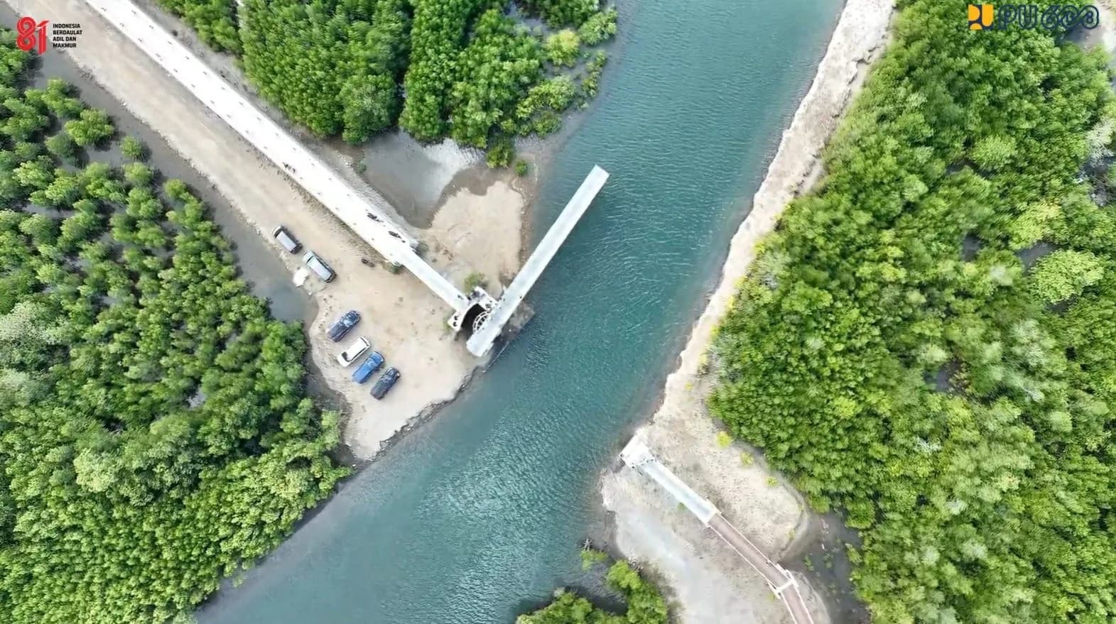 Kementerian PU Bangun Jembatan Gantung Geser Pertama di Indonesia