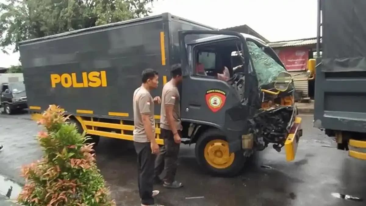 Truk Polisi Angkut Siswa SMA 79 Kecelakaan di Cawang, Sopir Diduga Mengantuk