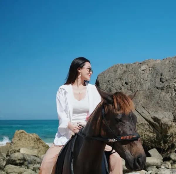 Mewah! Aaliyah Massaid dan Thariq Pilih Resort Sumba Rp71 Juta Semalam, Berkuda di Laut