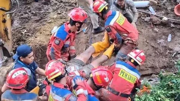 Beton Turap Ambruk, 2 Pekerja Proyek di Jaktim Tertimbun hingga 3 Jam