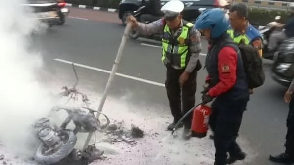 Motor Sekuriti Terbakar Mendadak di Depan Polda Metro, Tinggal Kerangka