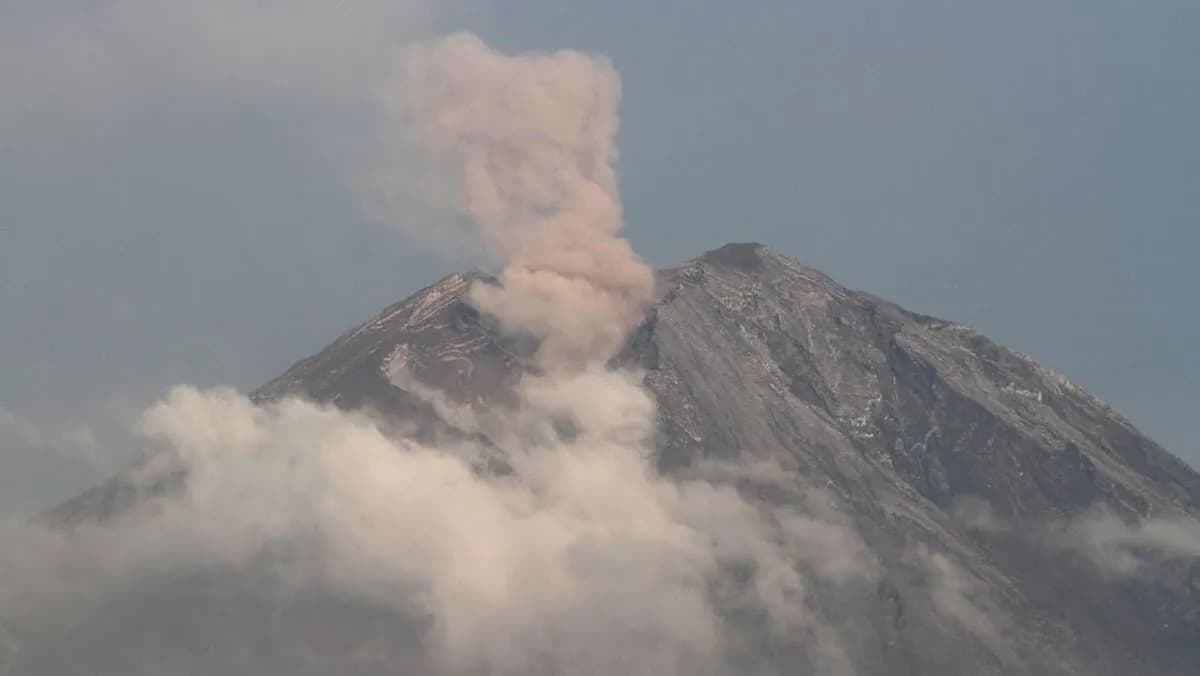 Gunung Semeru Kembali Meletus, Kolom Abu Capai 700 Meter! Warga Diminta Tak Mendekat