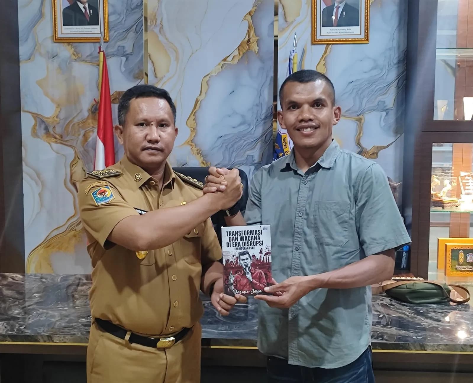 Founder Literasi Mubar Serahkan Buku ke Bupati La Ode Darwin, Dukung Gerakan Liwu Mokesa