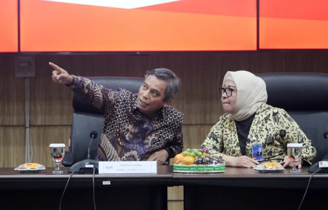 Direktur Utama BTN Nixon LP Napitupulu (kiri) dan Direktur Commercial Banking BTN Hermita (kanan)