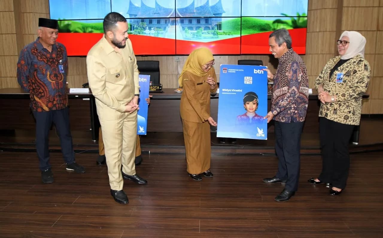 Direktur Utama PT Bank Tabungan Negara (Persero) Tbk (BTN) Nixon LP Napitupulu (dua dari kanan) menyerahkan kartu ATM co-branding BTN kepada aparatur sipil negara (ASN) Pemerintah Kota Padang (Foto: Dok. BTN)