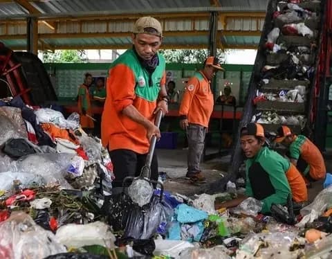 Kabar Baik Pekerja Sampah, Iuran JKK-JKM Dipangkas 50 Persen