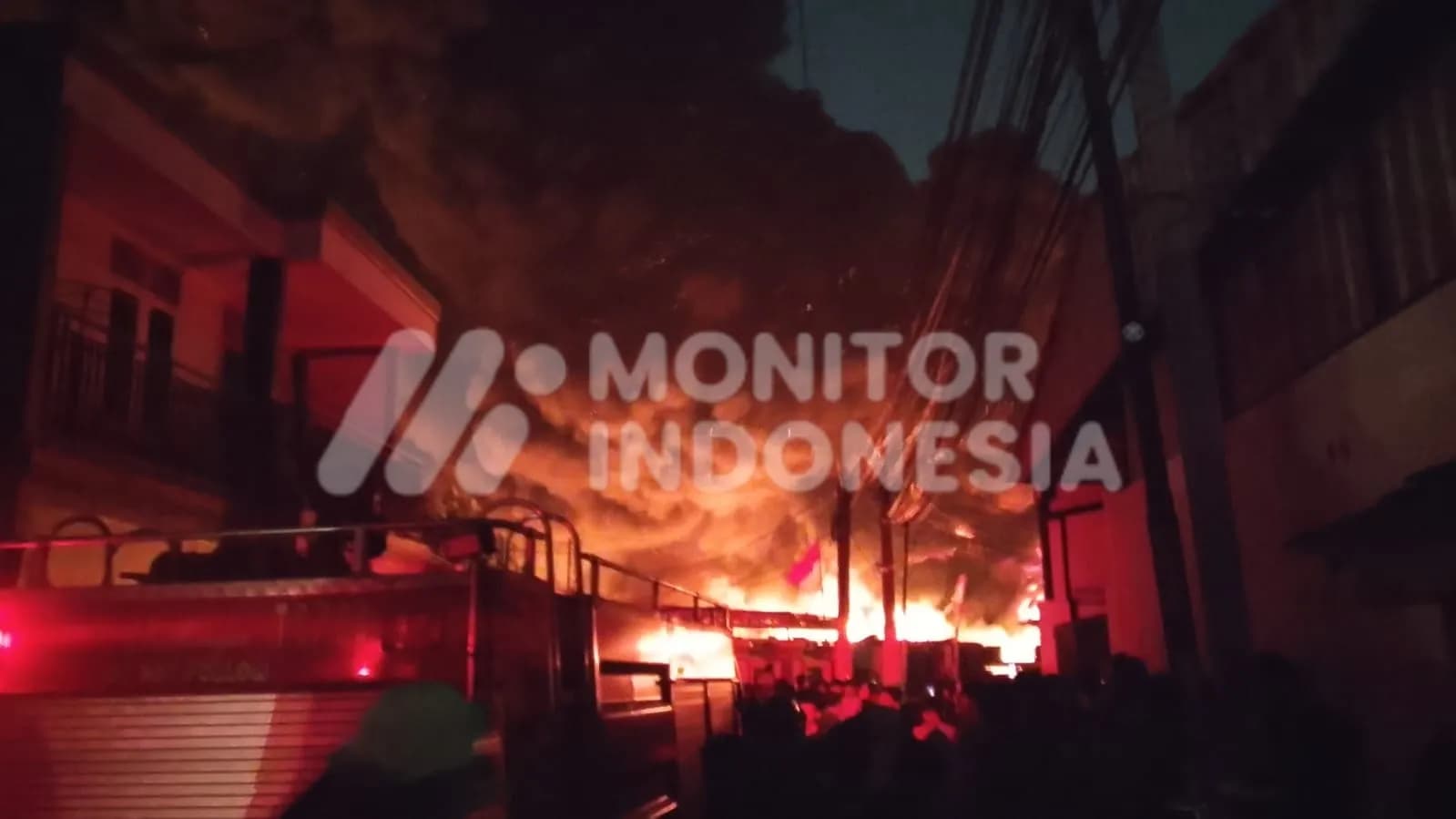 Kebakaran Pabrik Bingkai di Lampiri Pondok Kelapa, Api Membumbung Tinggi