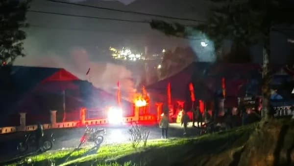 Sengketa Dana Desa Berujung Aksi Anarkis, Tujuh Kantor Pemkab Puncak Dibakar Massa
