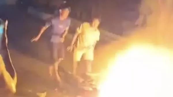 Curi Uang Rp380 Ribu, Pria di Gresik Babak Belur Dihajar Massa, Motor Dibakar